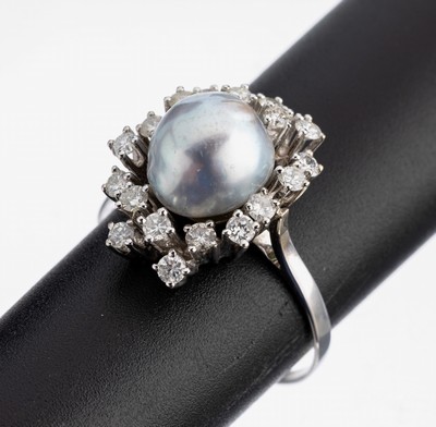 14 kt Gold Perl-Brillant-Ring, WG 585/000, mittig unrunde Zuchtperle, D. ca. 9.8 mm, 18 Brillanten zus. ca. 0.90 ct Weiß/si, RW 69, ca. 7.0 g