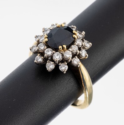 14 kt Gold Saphir-Brillant-Ring, GG/WG 585/000, Aufbau in mehreren Ebenen, mittig ovalfacett. Saphir (min besch.) ca. 2.70 ct, 24 Brillanten zus. ...
