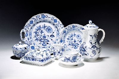 Kaffeeservice, Meissen, 20. Jh., Zwiebelmuster, neuer Ausschnitt, Kaffeekanne, 2 Zuckerdosen, Milchkännchen, 6 Tassen mit Untertassen, 6 ...