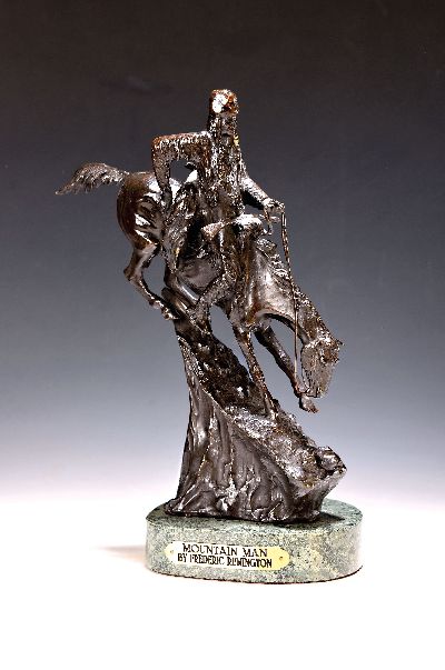 Bronzefigur nach Frederic Remington, 2. Hälfte 20. Jh., "Mountain Man", auf grünem Steinsockel, H. komplett 33 cm