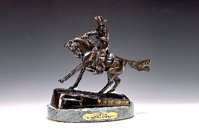 Bronzefigur nach Frederic Remington, 2. Hälfte 20. Jh., "Cowboy", grüner Steinsockel, H. komplett 27 cm