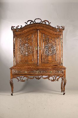 Kabinettschrank/Stollenschrank, Westfalen, um 1750/60, Eiche massiv, einschübiger Unterbau auf geschweiften und geschnitzten Beinen, Unterbau mit ...