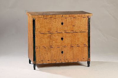 Kleine Biedermeier Kommode, deutsch, um 1830, Rüsterfurnier, 3 Schubladen, ebonisiert, restauriert, ca. 82 x 92 x 49 cm, EZ 2-3