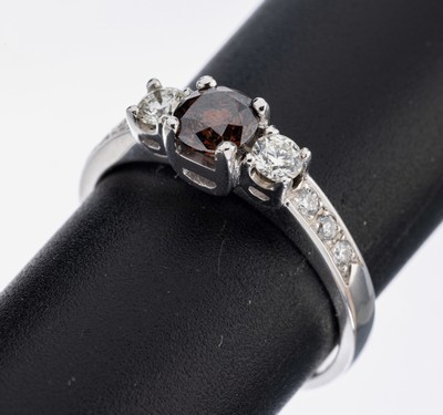 18 kt Gold Brillant-Ring, WG 750/000, Aufbau in mehreren Ebenen, mittig Brillant ca.0.65 ct intense Braun/vs, 8 Brillanten zus. ca0.42 ct ...