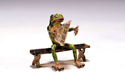 Wiener Bronze, Frosch mit Zeitung, sign. Bergmann, ca. 4x5 cm