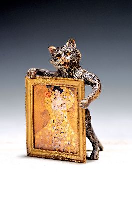 Katze mit Gemälde nach Gustav Klimt, sign. Wasserkrug, Wiener Bronze, bunt staffiert, H.ca. 8 cm (Bildrückseite mittig sign.)