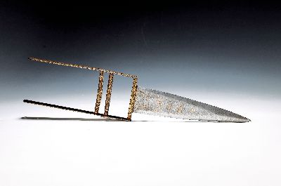 Katar oder Tigerdolch, Indien, 19. Jh., mit reicher und feiner Goldtauschierung von Ornamenten und Chrysanthemen, Klinge ebenfalls fein ...