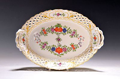 Anbietschale, Meissen, 1970er Jahre, 1. Wahl, Rand in Durchbrucharbeit, Goldstaffage, bunt bemalt mit indianischen Blumen, ca. 5x26x18cm