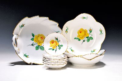 10 Teile Porzellan, Meissen, 20. Jh., 1. Wahl, Dekor gelbe Rose, Blattschale ca. 20x17cm, 6 Fingerschälchen D. 8cm, 3 Schälchen H. ca. 4cm, D. ca. ...