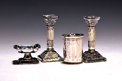 Vier silberne Miniaturgegenstände, 19./20. Jh., Leuchterpaar, gefüllt, Höhe 8cm, Birmingham, kleiner gravierter Silberbecher, Österreich, Höhe ...