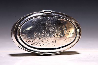 Ovale Tabakdose aus Silber, 18. Jh., Deckel beidseitig graviert: Deckel mit Ansicht von Frankfurt am Main, Unterseite Wappen, Traubenträger mit ...