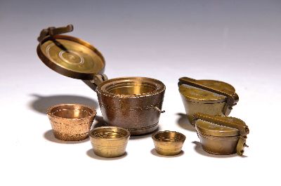 3 Gewichtssätze, wohl Nürnberg, 18. Jh., Messing, ein Satz komplett ca. 3 x 5 cm, zwei Sätze unvollständig ca. 5 x, 7.5 cm und 2x5 cm