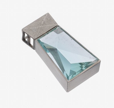 Platin Aquamarin-Anhänger, Pt 950/000, schwere qualitätvolle Handarbeit, Aquamarin imFantasieschliff ca. 30.0 ct, L. ca. 3.5 cm, ca. 23.1 g