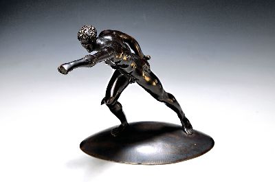 Bronzefigur, Borghesischer Fechter, Gladiator, Bronze, nach antikem Vorbild, auf ovalem gewölbtem Sockel, patiniert, ca. 27 x 32 cm