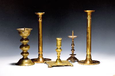 Scheibenleuchter, Barockleuchter und kleiner Leuchter, deutsch, 18./19. Jh., Bronze, H. ca. 16-21 cm, dazu ein Paar hohe Biedermeierleuchter, H. ca. ...