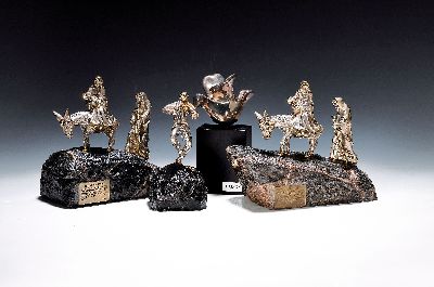 Vier Figuren, wohl Israel, 20. Jh., Silberüberzug, gefüllt, 1 x bez. Heller Israel, Violinenspieler, H. ca. 15.5 cm, Taube auf Holzsockel, bez. D. ...
