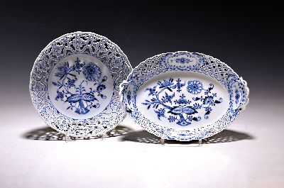 Zwei Korbschalen, Meissen, Zwiebelmuster, eine ovale Korbschale mit zwei Henkeln, Durchbrucharbeit, um 1880-1924, 2. Wahl, ca. 6 x 24 cm und eine ...