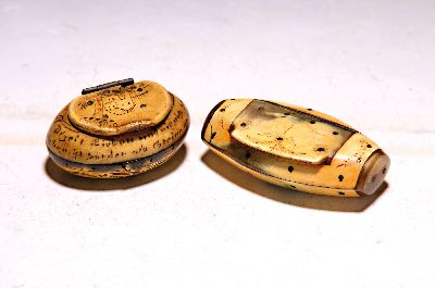Zwei Schnupftabaksdosen aus Horn, 18./19. Jh., einmal mit Sinnspruch, ca. 3 x 7 x 5 cm, kl. Ausbruch, b. mit floralem Dekor, ca. 8 x 5 cm, beide mit ...