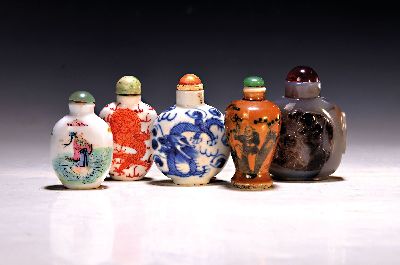 Fünf Snuffbottles, China, um 1900 und später, Stein und Porzellan, z.T. bemalt bzw. geschnitten, H. ca. 7-8 cm, Altersspuren