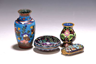 4 Emailgefäße, China/Japan, um 1900 und später, Vase, H. 9.5 cm; Vase H. 5.5 cm, Deckeldose D. 6.3 cm, Streichholzbehälter H. ca. 5.5 cm, l. ...