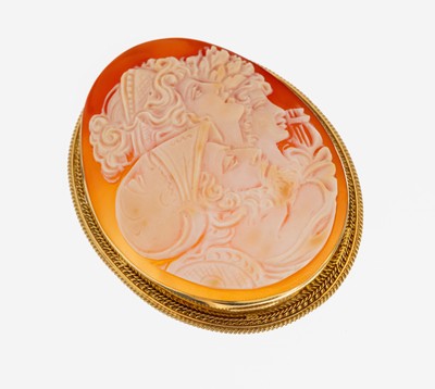 18 kt Gold Kamee-Brosche, GG 750/000, ovaleMuschelkamee, antike Darstellung, Apollo, Heraund Demeter, schlichte Fassung mit Kordelrand,ca. 5.5 x 4.5 ...