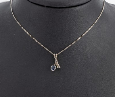 14 kt Gold Saphir-Brillant-Anhänger, WG 585/000, ovalfacett. Saphir ca. 0.15 ct, Brillant ca. 0.06 ct (grav.) l.get-Weiß/p, an Kette, WG 585/000, ...