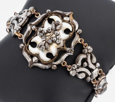 Armband mit Berliner Eisen, Marriage um 1900, in Teilen aus facett. und pol. Berliner Eisen Elementen, auf versilberten Grund, teilw. mit Perlmutt, ...