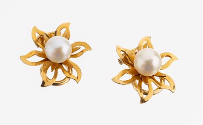 Paar 18 kt Gold Perl-Ohrclips, GG 750/000, abstrakte Blüten, Akoyazuchtperlen, D. ca. 7 mm, ca. 6.2 g