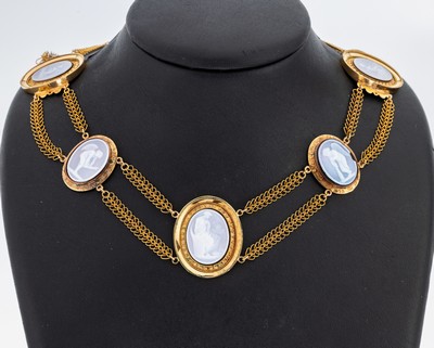 14 kt Gold Achat-Collier, um 1910, GG 585/000 gepr., 2-rhg., 5 ovale Zwischengliedermit Lagenstein-Kameen, Darstellungen nach antikem Vorbild, ...