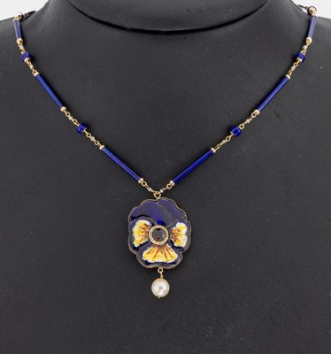 8 kt Gold Email-Perl-Collier, um 1900, GG 333/000 gepr., Mittelteil in Form eines Stiefmütterchens, mittig kl. rundfacett. Granat, kl. bewegl. ...