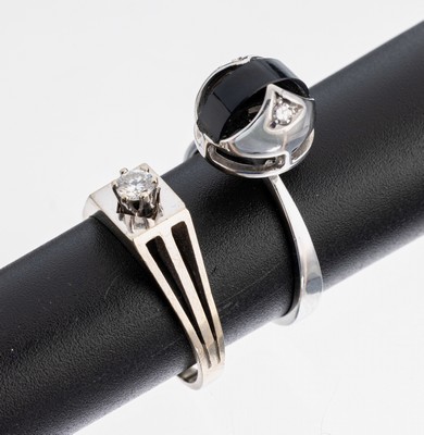 Konvolut 2 14 kt Gold Diamant-Ringe, WG 585/000, best. aus: 1 x ungewöhnliches Design mit Onyx-Halbkreis und 2 kl. 8/8-Diamanten, RW56, ca. 4.0 g; ...