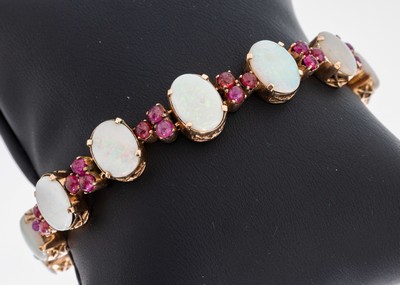 14 kt Gold Opal-Rubin-Armband, RG 585/000, 9 ovale Opal-Cabochons zus. ca. 17.0 ct, 24 Rubin-Cabochons zus. ca. 5.0 ct, L. ca. 17.5 cm, ...