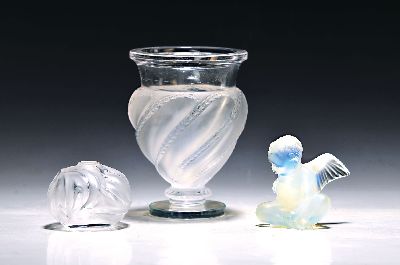 Zwei Vasen und eine Figur, Lalique, farbloses Kristallglas, z.T. mattiert, 1. Vase Ermenonville, H.ca. 13.5 cm, nicht signiert; kleine Vase mit ...