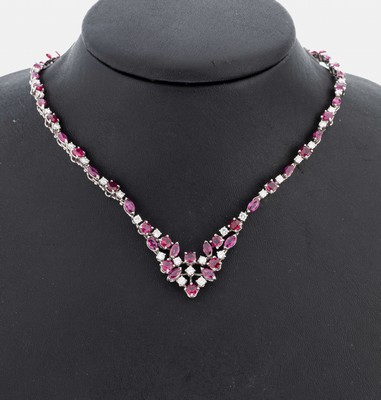 18 kt Gold Rubin-Brillant-Collier, WG 750/000, 56 facett. Rubinen zus. ca. 18.0 ct, rundfacett. und Navettes, im Wechsel mit 51 Brillanten zus. ca. ...