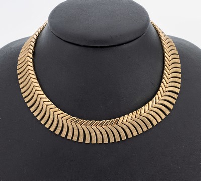 8 kt Gold Collier, GG 333/000, part. sat., geschwungene Stäbe im Verlauf, L. ca. 45.5 cm, Kastenschloss mit Sicherheitsacht, ca. 46.5 g