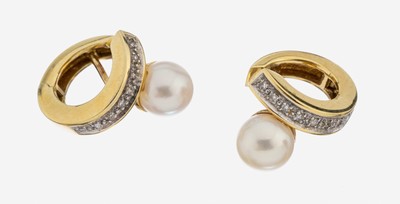 Paar 14 kt Gold Perl-Diamant-Ohrcreolen, GG585/000, geschwungen, 2 Akoyazuchtperlen, D. ca. 7.3 mm, 16 kl. 8/8-Diamanten zus. ca. 0.08ct Weiß/p, ...