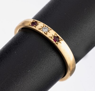18 kt Gold Brillant-Rubin-Ring, GG 750/000,schlicht, 1 Brillant ca. 0.02 ct Weiß/si, 2 kl. rundfacett. Rubine, Sternfassungen, RW 56,ca. 3.5 g