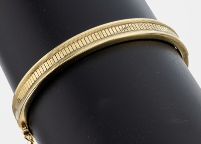 14 kt Gold Armreif, GG 585/000, gefüllt, Oberfläche strukt., B. ca. 7.9 mm, D. ca. 6.1 x 5.4 mm, Klappscharnier, Kastenschloss mit ...