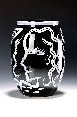 Große Künstlervase, Ilrica Hyndmann-Vallien für Kosta Boda, dunkelblaues Glas mit weißer Bemalung von Schlangen und Gesichter, H. ca. 34cm