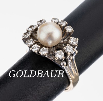 18 kt Gold GOLDBAUR Zuchtperl-Brillant- Ring, WG 750/000, mittige cremef. Akoyazuchtperle, D. ca. 9 mm, umgeben von 12 Brillanten zus. ca. 1.50 ct ...