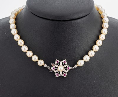 Zuchtperl-Collier mit 18 kt Gold Rubin- Schließe, WG 750/000, Akoyazuchtperlen, D. ca. 7 mm, blütenf. Steckschließe mit 6 kl. rundfacett. Rubinen ...
