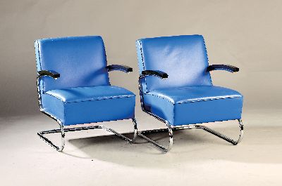 Zwei Freischwinger Thonet und ein Schlaufentisch, Design nach Marcel Breuer B 35, Stahlrohr, blauer Kunstlederbezug, Lehnen schwarz lackiert, H. ca. ...