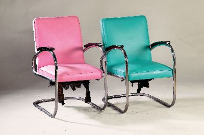 Zwei Freischwinger Thonet , Stahlrohr, rosa bzw. mintgrüner Kunstlederbezug, Unterseite von den Stühlen verschlissen, H. ca. 85 cm, EZ 2-3