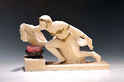 Tischleuchte, Frankreich, um 1900, Alabasterfigur auf Marmorsockel, Schirm sign. Schneider, pate-de-verre, eine Brennstelle, Elektr. nicht geprüft, ...