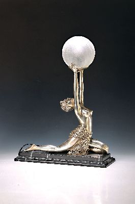Tischleuchte, Frankreich, Art-Deco-Stil, Tänzerin eine Kugel in die Höhe haltend, Weißbronze, Schirm sog. Eisglas, Elektr. nicht geprüft, ...