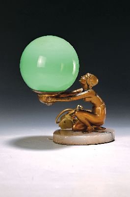 Tischlampe, Frankreich, um 1920, Art-Deco, vollplastischer Akt eine Kugel haltend, Schirm grünes Glas, Marmorsockel, Elektrik nicht geprüft. Höhe ...