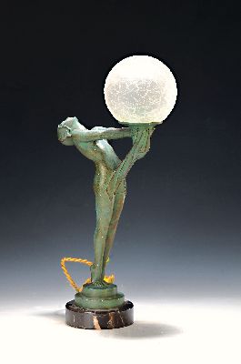 Tischleuchte, sign. Le Verrier, Bronzeskulptur Aktes grün patiniert, Kugelschirm sog. Eisglas, Elektrik nicht geprüft, Marmorsockel, Höhe ca. 38cm
