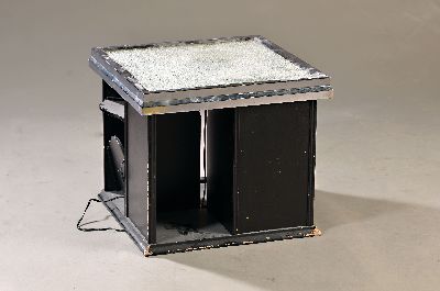 Beistelltisch mit Beleuchtung, Frankreich, um 1930-40, Korpus Holz schwarz gefaßt (Fassung besch.)oberer Rahmen verchromtes Metall, reliefierte ...