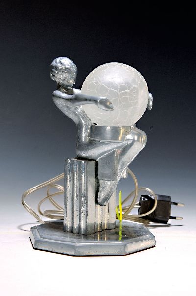 Kleine Tischleuchte, Frankreich, um 1930, Art-Deco, Aluminiumguss, mit vollplastischer Frauenfigur, den Kugelschirm haltend, sog. Eisglas, Elektrik ...