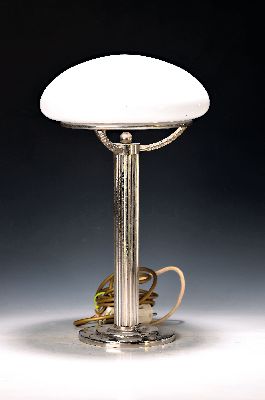 Tischlampe, Frankreich, um 1940, Metall, geriefter Säulenfuß, Milchglasschirm, Elektrik nicht geprüft, eine Brennstelle, Höhe. ca. 43cm